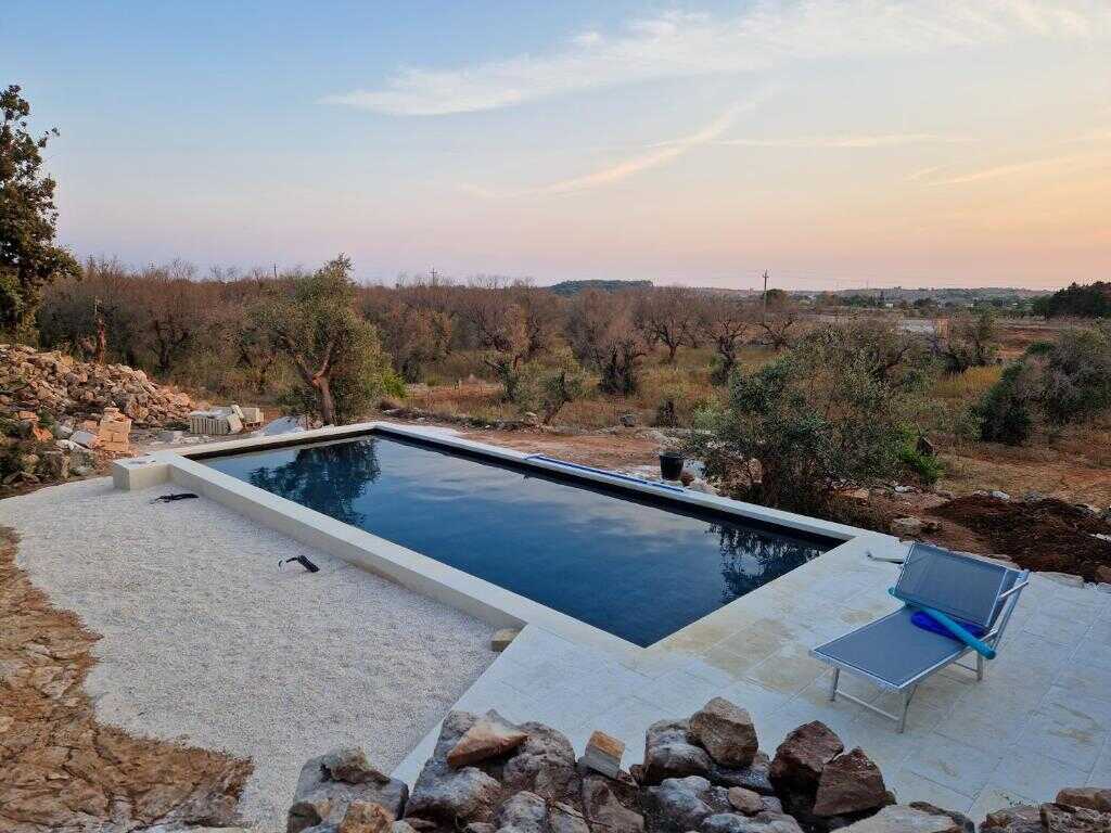 La piscina al tramonto con vista sulla campagna salentina