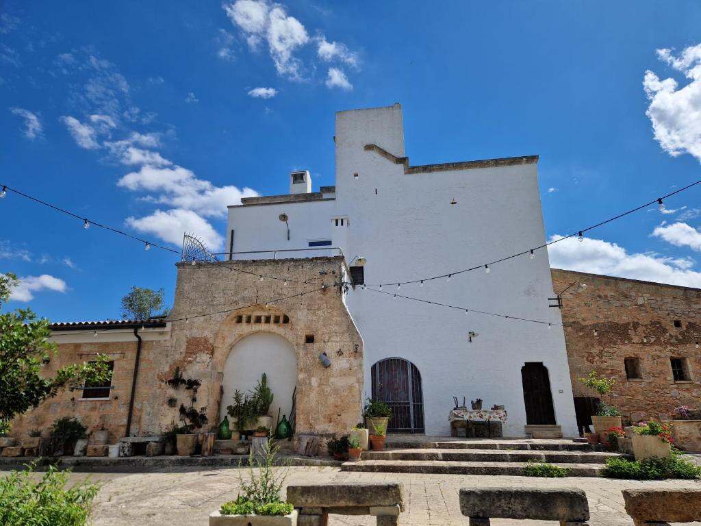 Masseria Bianca, la facciata bianca della masseria storica a Taurisano